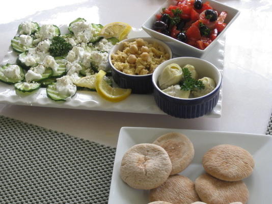 plateau meze: hummus, salade de crevettes, salade de concombre