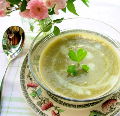 soupe fraîche de laitue d'été, de lovage et de pois de jardin