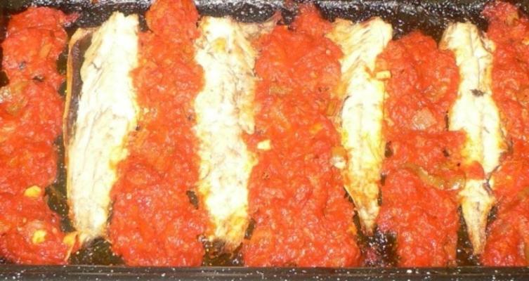maquereau épicé avec piments et tomates