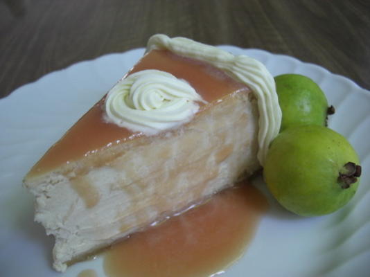 Cheesecake à la goyave à la croûte de noix de cajou et de gingembre