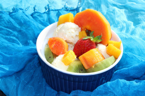 glace à la noix de coco avec fruits tropicaux