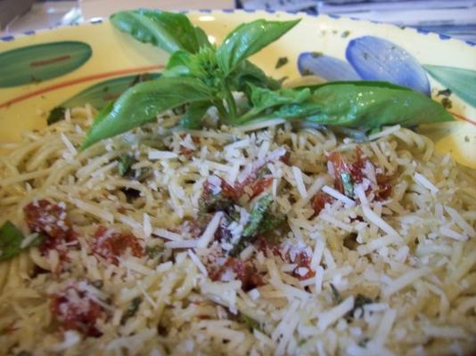 spaghettis au pesto de macadamia et tomates semi-séchées