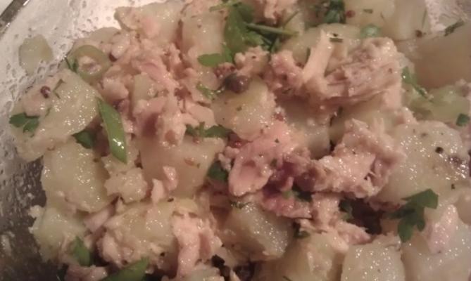 Salade de pommes de terre et thon avec câpres et vinaigrette au dijon