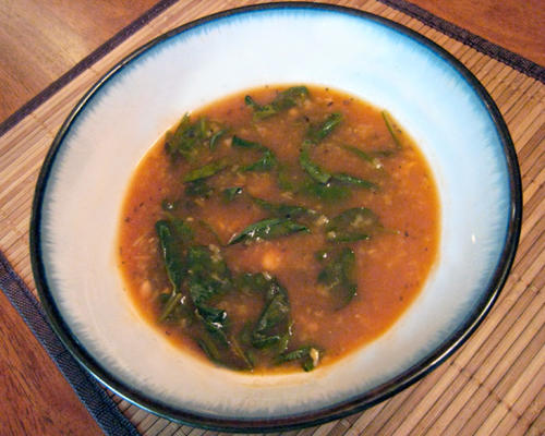 soupe de haricots mijotés et de légumes verts