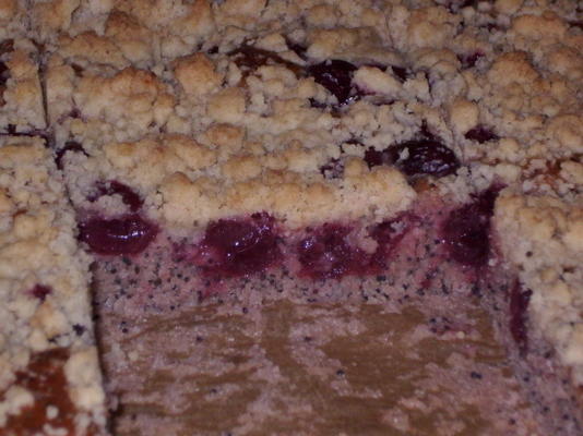 cerise-gateau aux graines de pavot avec crumble