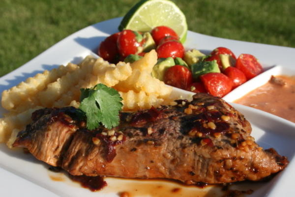 steak de chili avec salade avocat-tomate