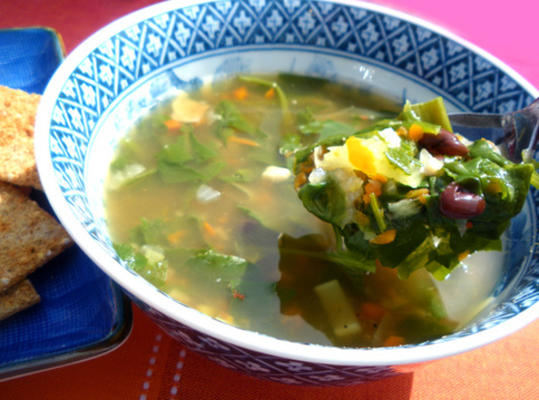 soupe aux haricots noirs et à l'oignon