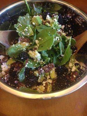 Salade d'avocat aux mûres avec vinaigrette balsamique