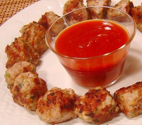 boulettes de porc vietnamiennes avec sauce piquante et aigre