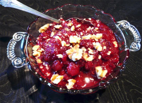 sauce aux canneberges entière de vacances avec une torsion