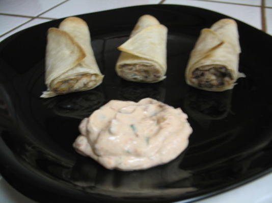 taquitos au poulet et aux haricots noirs avec crème sure adobo (3 ww poi