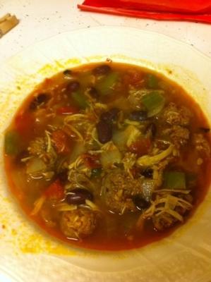 soupe au poulet, au chorizo ​​et à la tortilla