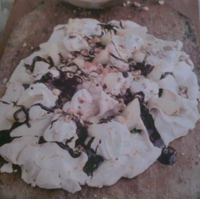 plateau de poires meringuées au four, crème, noisettes grillées, chocolat