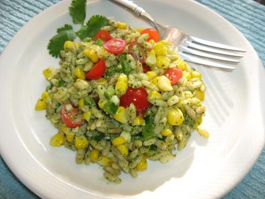 Salade de maïs et d'orzo rôti au pesto à la coriandre