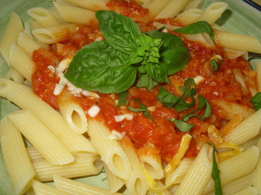 fromage épais, tomates, sauce pour pâtes aux lentilles