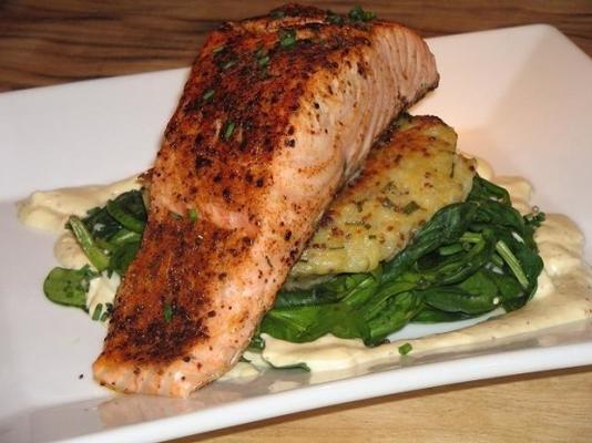 saumon poêlé sur un gâteau aux pommes de terre, épinards fanés avec sauce dijon