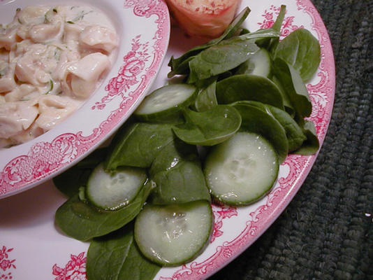 salade de concombre d'épinards