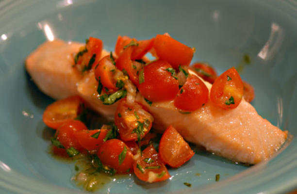 saumon avec relish tomate et basilic