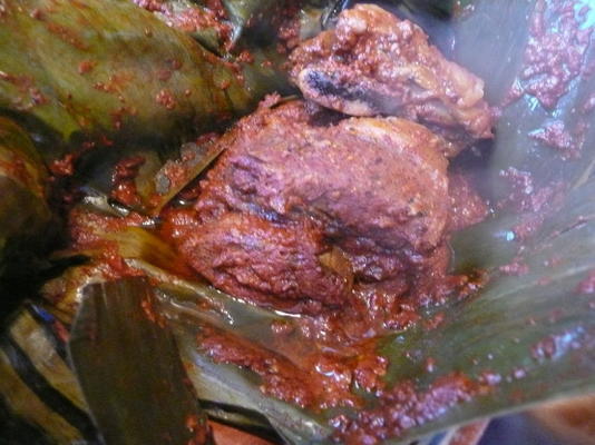 boeuf à la sauce guajillo cuit au four dans des feuilles de bananier - mixiote de car