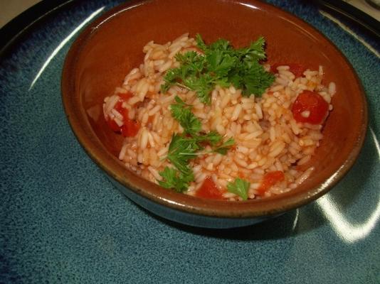 riz à la vapeur à la tomate et à l'ail
