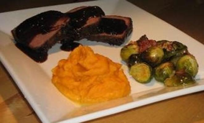 buffalo rôti glacé à l'orange avec choux de Bruxelles rôtis à l'ail