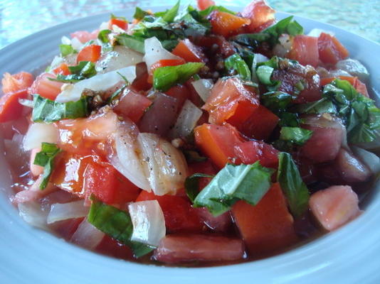 salade de poivrons rouges grillés, d'oignons doux et de tomates