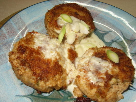 gâteaux au saumon cajun avec aïoli au citron et à l'ail