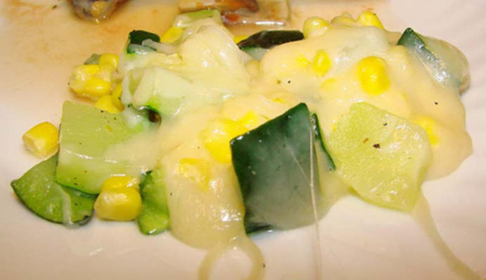 courgettes et maïs avec du fromage