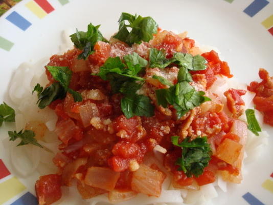 spaghettis aux tomates, bacon et oignons