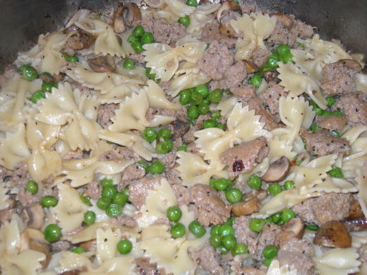 farfalle avec saucisse de dinde, pois et champignons