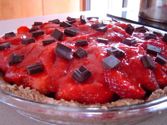 tarte aux fraises sans cuisson avec des morceaux de chocolat