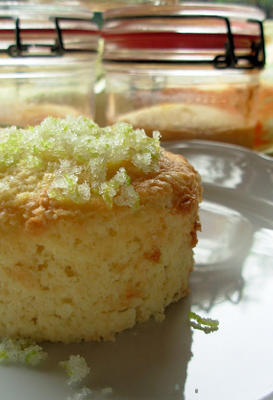 gâteaux au citron et aux amandes dans des bocaux