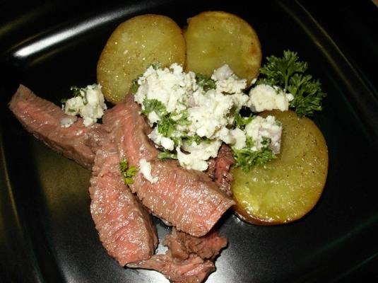 steaks grillés et pommes de terre au beurre bleu