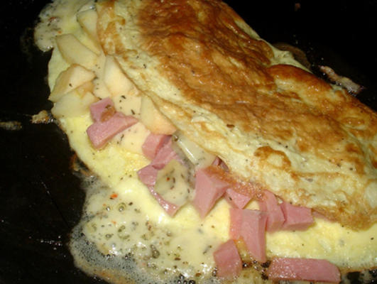 omelette au jambon, aux pommes et au fromage