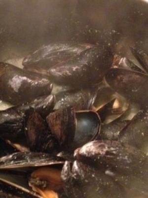 moules cuites à la vapeur avec lait de coco et piments thaïlandais