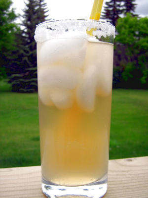 limonade pétillante au miel dans des verres agrémentés de sel d'agrumes