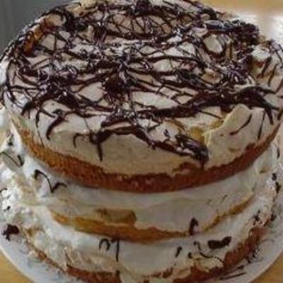 gâteau aux amandes avec meringue et garniture à la crème fouettée