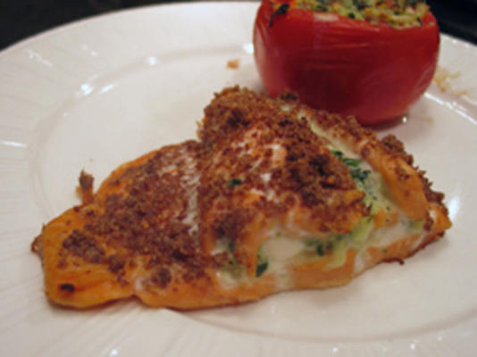 saumon farci avec oignons et fromage aux épinards