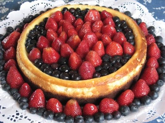 cheesecake rouge, blanc et bleu avec une croûte de biscuit au chocolat.