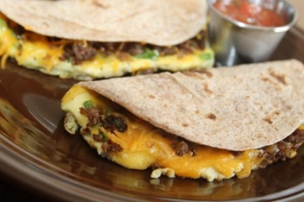 tacos moelleux aux œufs et aux saucisses