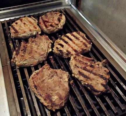 steak grillé avec marinade à l'ail et au yogourt