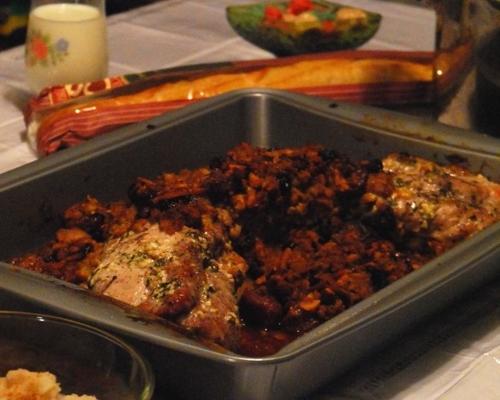 couronne de porc rôtie avec farce aux pommes, figues et cerises