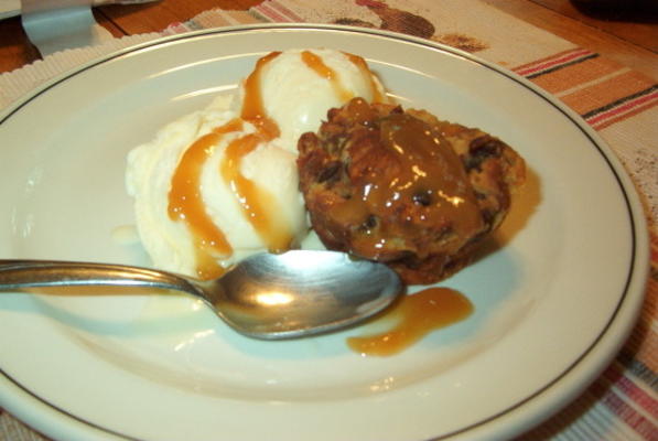 puddings au pain à la cannelle avec sirop de caramel