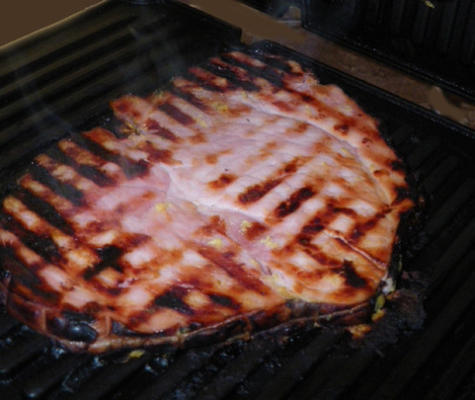 steak de jambon grillé avec glaçage à la pêche au poivre