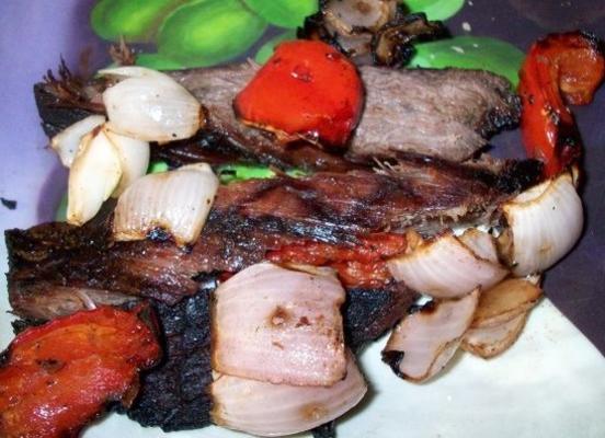 steak de flanc grillé, sandwiches à l'oignon et au poivron