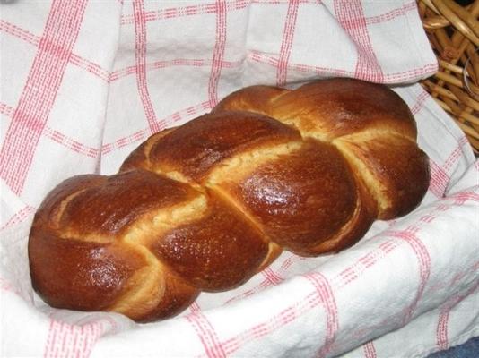 zopf (pain de petit déjeuner tressé traditionnel suisse)