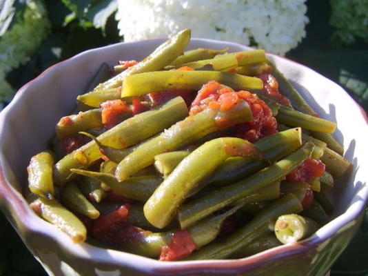 haricots verts végétariens et tomates