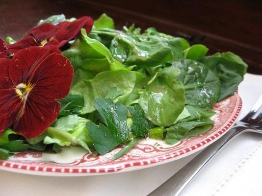 l'incroyable salade de fleurs comestibles aux herbes fraîches