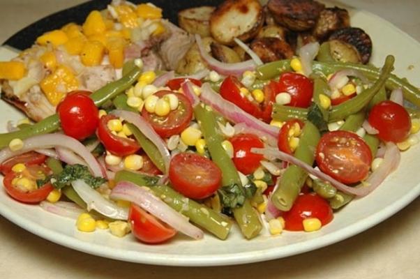salade de haricots verts au maïs, tomates cerises et basilic