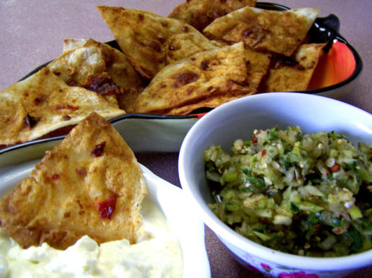chips d'adobo avec fromage chaud de chèvre et salsa à la coriandre